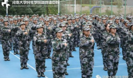 潍坊军训视频吃瓜网,吃瓜网友热议军营生活